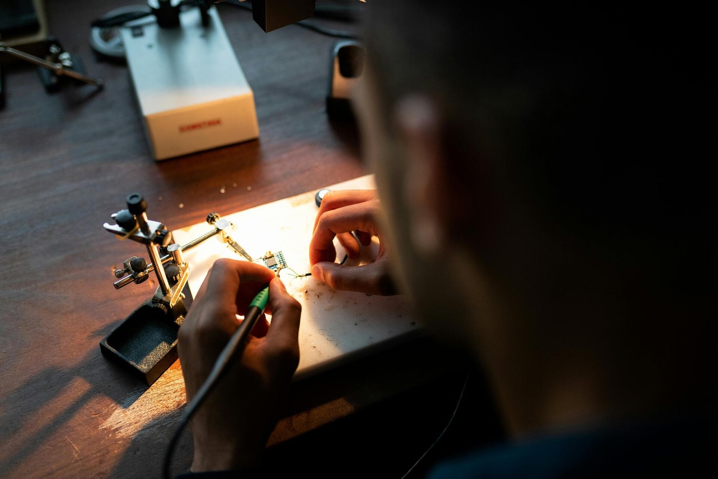 Technicus soldeert aan een elektronisch onderdeel